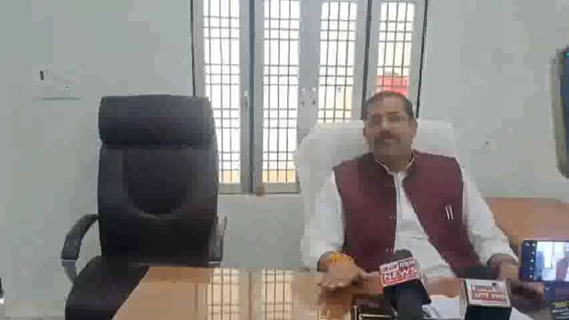 हीरागंज नगर पंचायत अध्यक्ष प्रतिनिधि के प्रेस कॉन्फ्रेंस करते ही गिरे ओले
सियासी गलियारों में सरगर्मी बढ़ी