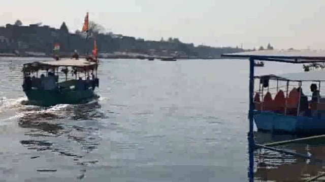 क्रूज स्टीमर चलाई जाने से नाराज हुए नाविक सरकार से की संचालन ना करने की मांग