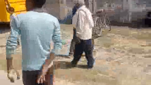 किसानों ने निराश्रित गौवंश को पानी टंकी परिसर के अन्दर किया बन्द 