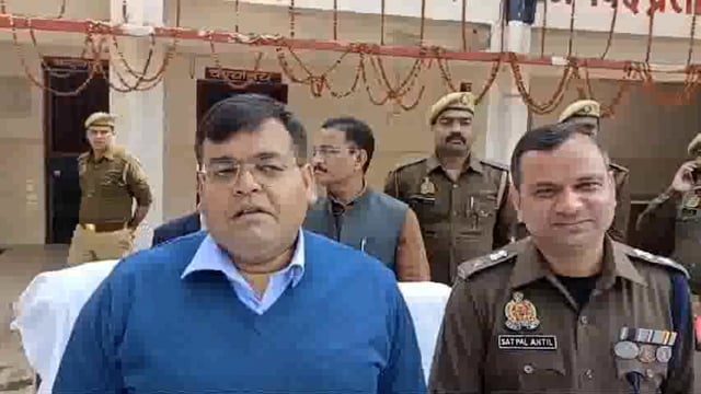 थाना समाधान दिवस पट्टी में लेखपाल के बस्ता लेकर नही आने पर डीएम ने लगाई फटकार

डीएम संजीव रंजन व एसपी सतपाल अंतिल की बाइट