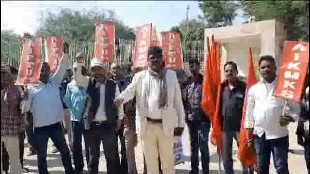 केंद्र सरकार के नीति के खिलाफ सासाराम में विभिन्न ट्रेड यूनियन तथा संयुक्त किसान मोर्चा ने किया विरोध प्रदर्शन