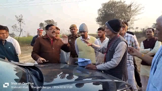 शेरगढ़ पट्टे की भूमि की पैमाइस करने आए तहसीलदार सहित राजस्व विभाग की टीम,दो दिन का समय देकर बिना पैमाइस लौटी।।