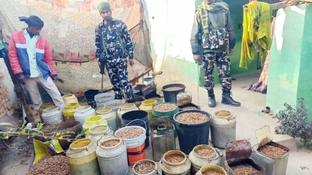 अवैध शराब पर थानाध्यक्ष की बड़ी कार्रवाई, भारी मात्रा में जवा महुआ को विनष्ट करते हुए 15 लीटर देसी महुआ शराब किया जब्त 