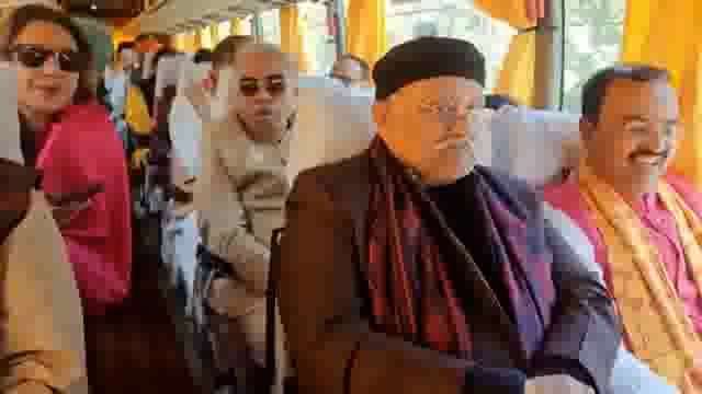 उत्तर प्रदेश-
कुछ ही देर में अयोध्या पहुँचेंगे विधानसभा अध्यक्ष,DCM द्व्य, मंत्रीगण ,विधायकगण ।