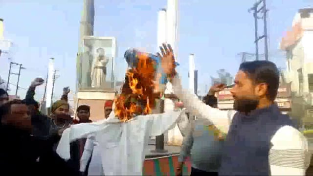 Roorkee: आज रुड़की में कश्यप समाज ने फूका लक्सर विधायक शहजाद का पुतला.........