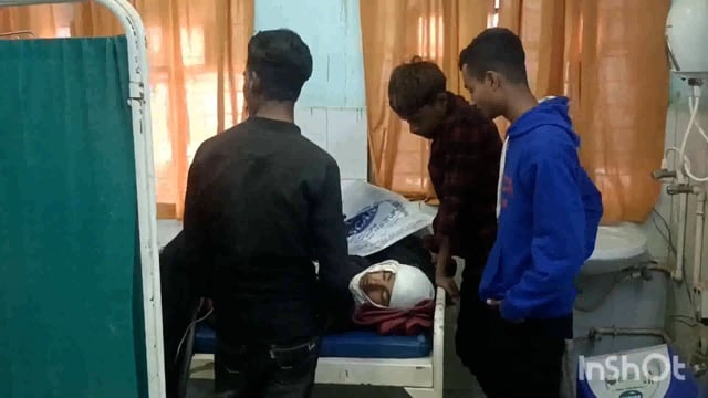 लखीसराय जिले के बड़हिया थाना क्षेत्र के छोटी दुर्गा स्थान के समीप छत से गिरकर युवक हुआ जख्मी सदर अस्पताल में भर्ती