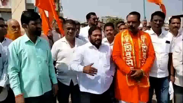 कोल्हापूर शिवसेनेच्या वतीने आज उचगांव येथे ठाकरे गट आणि काँग्रेस यांची निदर्शने