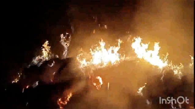 नावाडीह ग्राम में बीते देर रात्रि खलिहान में आग लग जाने से दो किसान के धान भरा नेवाड़ी की पूंज पूरी तरह से जलकर हुआ राख।