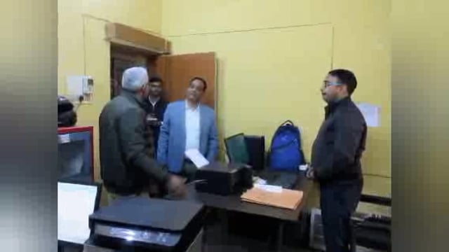 जिलाधिकारी ने आज कृषि निदेशक कार्यालय का औचक  किया निरीक्षण गंदगी पाए जाने पर सफाई कर्मचारी की लगाई फटकार