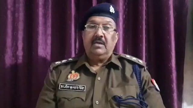 अपाचे सवार तीन नकाबपोश बदमाशों ने तमंचा की नोक पर दिनदहाड़े आभूषण व्यवसाई से की छिनैती
ग्यारह लाख रूपये के आभूषण लेकर फरार
पुलिस जांच पड़ताल में जुटी