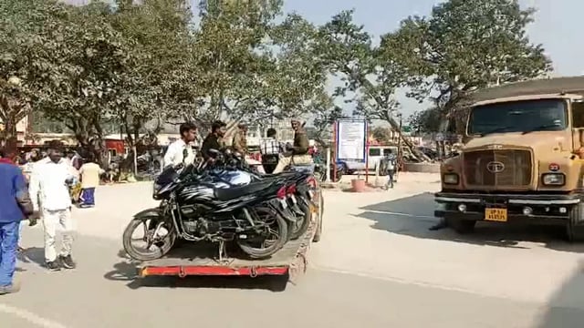 अयोध्या। अयोध्या नया घाट क्षेत्र में अगर आपने अवैध पार्किंग किया तो आप पर पड़ सकता है भारी जुर्माना। नगर निगम की ओर से अभियान चलाया जा रहा है । अवैध रूप से सड़क पर या उसके आसपास खड़े वाहनों को अपने कस्टडी में लिया जा रहा है।