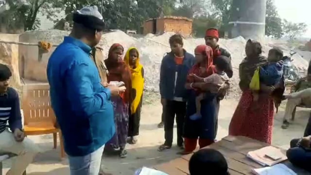 रौनापार थाना क्षेत्र में उपश्रमायुक्त ने ईट भट्टा के 8 मजदूरों को भट्ठा मालिक से बंधुआश्रम मजदूरों को कराय मुक्त 