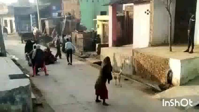 दो पक्षों में चले लाठी डंडे वीडियो हुआ वायरल पांच महिलाएं ली पुलिस ने हिरासत में