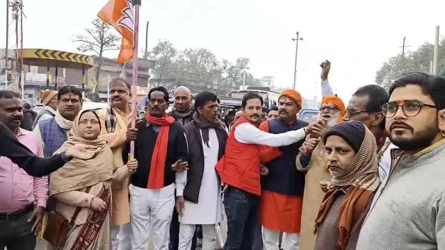 एनडीए सरकार बनने के साथ बहुमत मिलने पर सासाराम में भाजपा ने बांटी मिठाई 