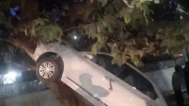 जॉर्ज टाउन क्षेत्र में बच्चे को बचाने के चक्कर में कार अनियंत्रित होकर पेड़ पर चढ़ी,वीडियो आया सामने