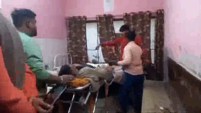 शाहजहांपुर जलालाबाद क्षेत्र में पुलिया के पास दो बाइको की आमने सामने टक्कर,दोनो चालक घायल,हालत गंभीर जिला अस्पताल रेफर