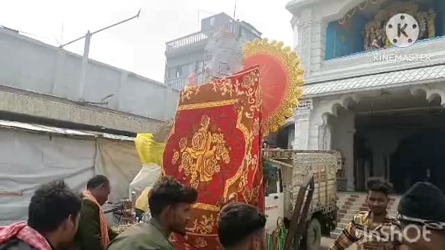 सूर्यगढ़ा -मूर्तिकारों के द्वारा बनाए गए सरस्वती की मूर्ति को  पूजा स्थल पर ले जाते भक्तगण।