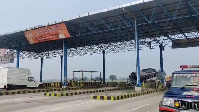 दर्शनार्थियों की बस टोल प्लाजा पर डीवाइडर से टकराकर हुई दुर्घटनाग्रस्त, घायलों को पुलिस ने भेजवाया अस्पताल, पुलिस ने घायलों को खाने पीने के सामान वितरित किए