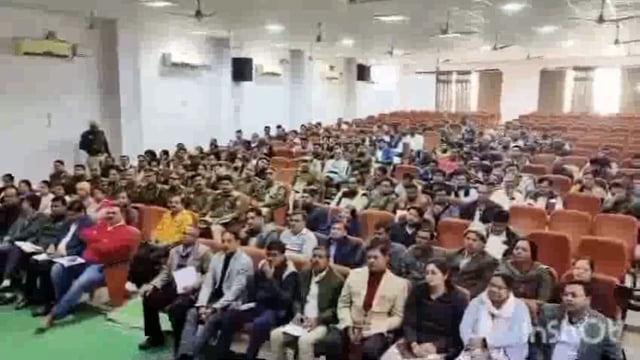 उत्तर प्रदेश पुलिस भर्ती परीक्षा के लिए प्रशासन ने कसी कमर: जिलाधिकारी व वरिष्ठ पुलिस अधीक्षक ने की बैठक, दिए निर्देश 