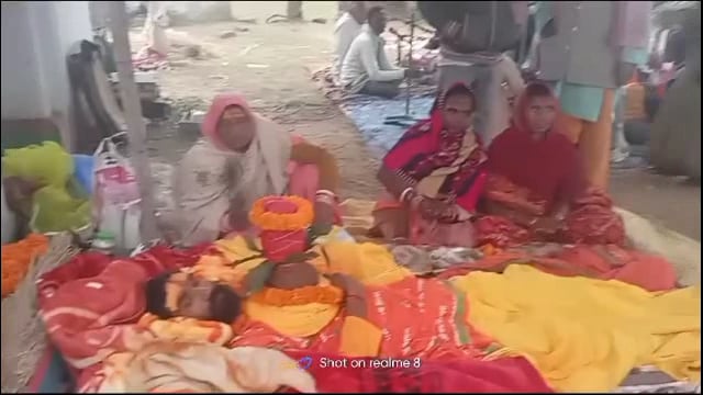 कुमरखाल गांव में 12 ज्योतिर्लिंग के दर्शन कर लौटे युवक ने सीने पर कलश रख 24 घंटे का अखंड संकीर्तन किया शुरू