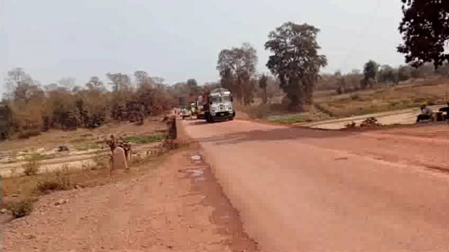 अरुंद पुलावरून प्रवासाची भिती; दिना नदी पुलावरील लोखंडी कठडे गायब..!