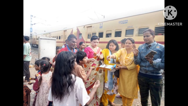 आज आगरा शहर में नमो नमो क्रांति फाउंडेशन अर्चना शर्मा महानगर प्रदेश महामंत्री ने गरीब बच्चों को बुक और मिठाई बाटी