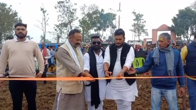 शाहकुंड प्रखंड के दिशा नारायण उच्च महाविद्यालय अंबा के मैदान में सरस्वती पूजा को लेकर कुश्ती का आयोजन किया गया।