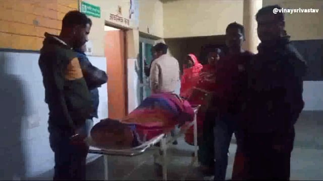 कार टेम्पो के टक्कर में आधा दर्जन लोग हुए घायल,महिला की हालत गंभीर रेफर पुलिस मौके पर पहुंची