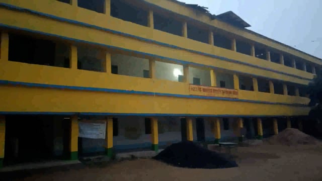 फुल्लीडुमर प्रखंड के दो परीक्षा केदो पर आज से कड़ी सुरक्षा व्यवस्था के बीच मैट्रिक की परीक्षा हो रही शुरू