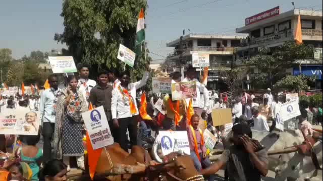 उदगीर शहरात विविध मागण्यांसाठी महाविकास आघाडीचा विराट बैलगाडी मोर्चा