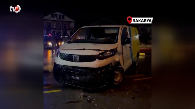 PTT Kargo Aracı İle Otomobil Çarpıştı 2 Yaralı