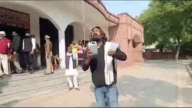 जब यमुना महारानी की गुहार लेकर जिलाधिकारी कार्यालय पहुंचा,यमुना पुत्र राकेश