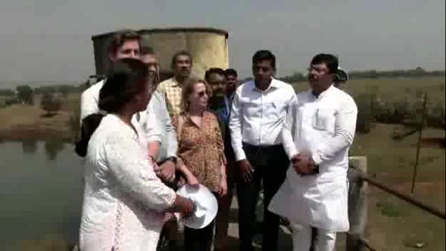 जागतिक बँकेच्या पथकाच्या अधिकाऱ्याने महापुरा येतोय त्या ठिकाणी पाहणी केली