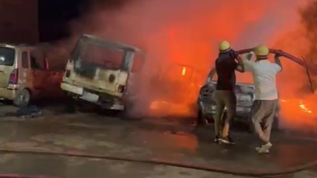 जालौन में देर रात अज्ञात कारणों से लगी कार गैराज में आग 