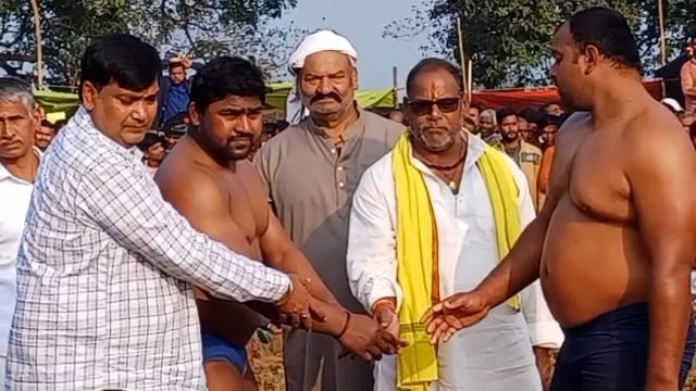  प्रखंड के मोद नारायण उच्च विद्यालय के प्रांगण में सरस्वती पूजा को लेकर बड़ी धूमधाम से कुश्ती का आयोजन किया जाता है। 