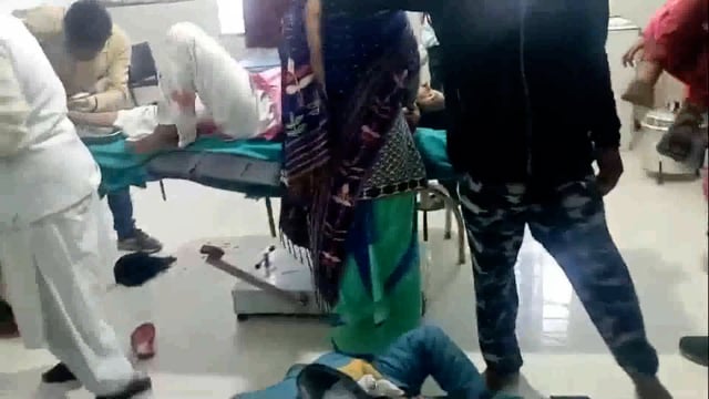 फुल्लीडुमर रामपुर मुख्य सड़क पर दो बाइक की आमने-सामने की टक्कर में तीन परीक्षार्थी सहित पांच जख्मी, दो को किया गया रेफर