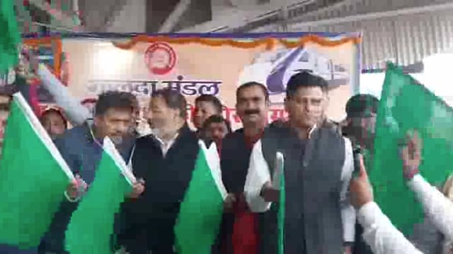 गोड्डा सांसद,बांका सांसद और डीआरएम विकास चौबे ने संयुक्त रूप से पटना, दुमका एक्सप्रेस को मंदार हिल स्टेशन से हरी झंडी दिखाकर किया रवाना