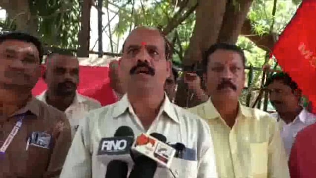 जिल्हाधिकारी कार्यालयासमोर शासकीय कर्मचाऱ्यांनी एक तासाचा संप करून केली निदर्शने : कर्मचारी संघटनेचे जिल्हाध्यक्ष नरमवार