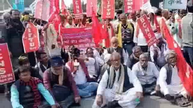 सासाराम में संयुक्त किसान मोर्चा ट्रेड यूनियन ने भारत बंद के बीच किया प्रदर्शन व सड़क जाम 