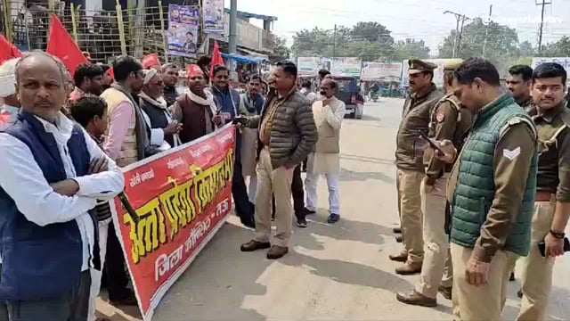 आंदोलन कर रहे किसानों को पुलिस ने रोका,की नारेबाजी, प्रदर्शन 