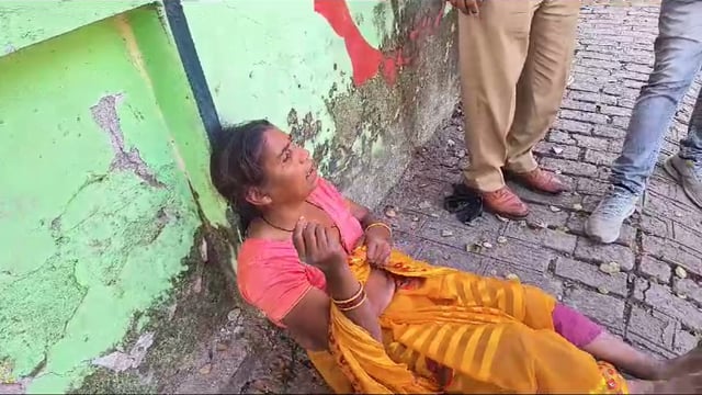 जालौन जिले के कोंच नगर में कैलिया बस स्टैंड के पास बेसुध पड़ी महिला को पुलिस ने अस्पताल पहुंचाया 