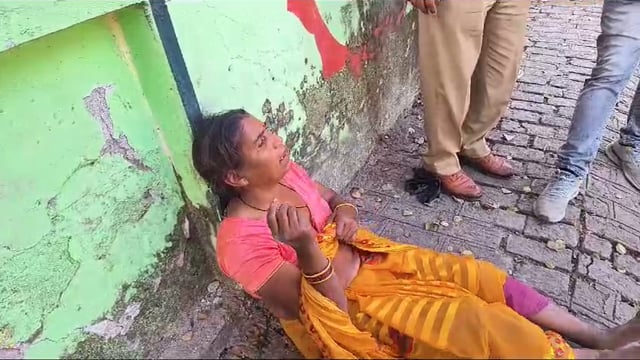 जालौन जिले के कोंच नगर में कैलिया बस स्टैंड के पास बेसुध पड़ी महिला को पुलिस ने अस्पताल पहुंचाया 