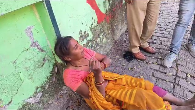 जालौन जिले के कोंच नगर में कैलिया बस स्टैंड के पास बेसुध पड़ी महिला को पुलिस ने अस्पताल पहुंचाया 