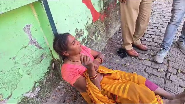 जालौन जिले के कोंच नगर में कैलिया बस स्टैंड के पास बेसुध पड़ी महिला को पुलिस ने अस्पताल पहुंचाया 