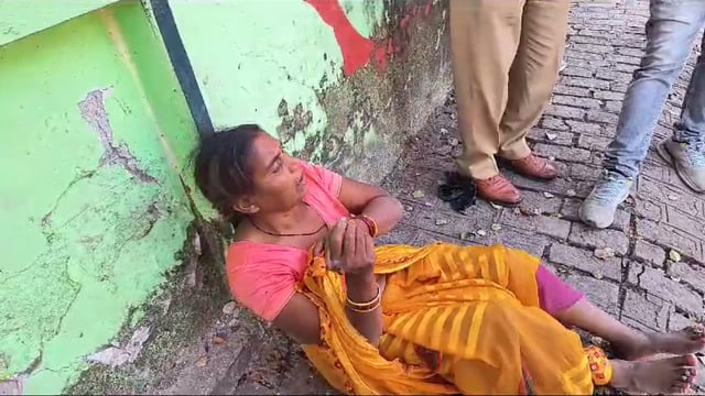 जालौन जिले के कोंच नगर में कैलिया बस स्टैंड के पास बेसुध पड़ी महिला को पुलिस ने अस्पताल पहुंचाया 