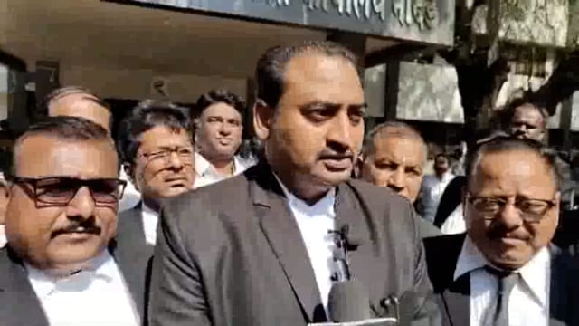 ॲडव्होकेट प्रोटेक्शन ॲक्ट लागू करण्यासंदर्भात जिल्हाधिकाऱ्यांना नांदेड अभिवक्ता संघाकडून निवेदन करण्यात आले सादर