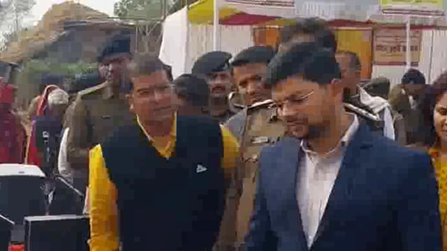 सरकार आपके द्वार कार्यक्रम का आयोजन कर बांका डीएम ने मतदान के प्रति लोगों को जागरूक करने का काम किया गया साथ ही ग्रामीणों को मिलने वाली सरकारी योजनाओं की जानकारी दी गई