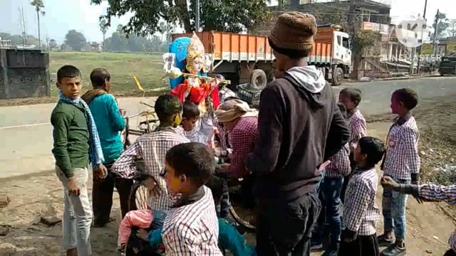 बसंत पंचमी के अवसर पर स्थापित की गई मां सरस्वती की प्रतिमा का किया गया विसर्जन, नाम आंखों से दी गई विदाई