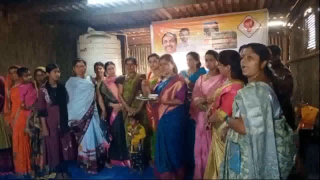 इस्लामपूरात रंगला ऊसतोड महिला मजुरांचा हळदी कुंकू समारंभ..