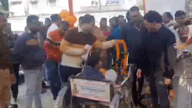 सांसद दिनेश लाल यादव निरहुआ ने 300 दिव्यांगजनों में ट्राई साइकिल का किया वितरण, खिले चेहरे